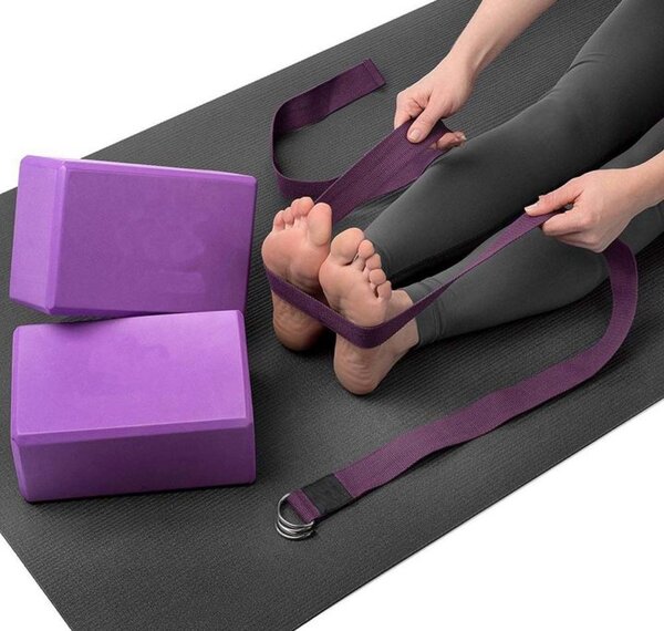 Bloco e faixa de yoga sobre tapete — apoio para postura confortável